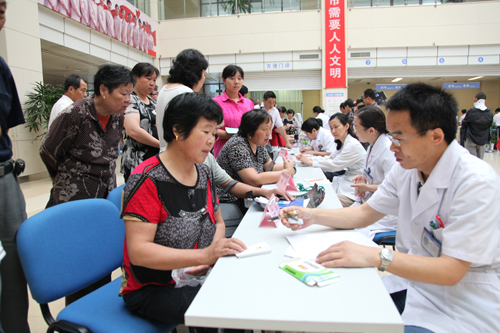 我院举行院庆50周年暨迎“七一”义诊活动