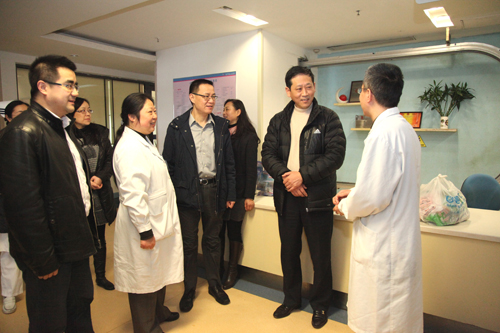 我院领导班子慰问一线医务人员