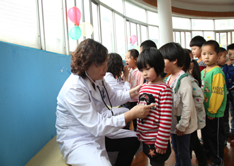 我院党员志愿者走进幼儿园“庆六一、送关爱”