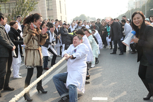 我院举办2013新年“齐心合力再创辉煌”拔河比赛