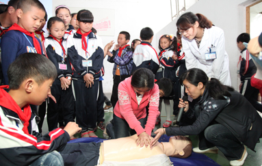 市一院健康快车走进旭东学校
