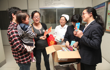 一院赠爱心图书  患儿愁容展笑颜