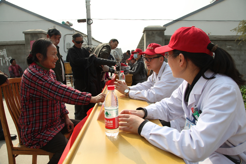 志愿服务送健康 医疗惠民花园村