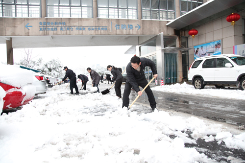 我院积极铲冰除雪为群众开辟绿色通道