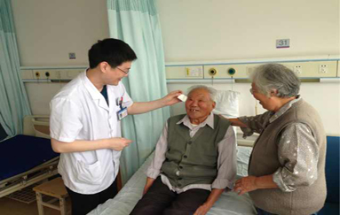 妙手除霾，耄耋老人重见光明