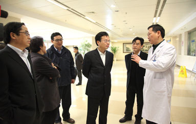 市领导节前来我院慰问一线医务人员
