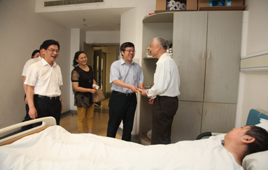 我院七一前夕走访慰问困难党员群众