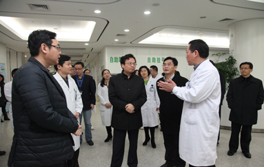 市领导节前来我院慰问一线医务人员