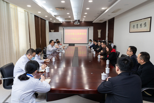 青春期女孩食欲大增体重却下降，脾气变差，竟是儿童甲状腺功能亢进症